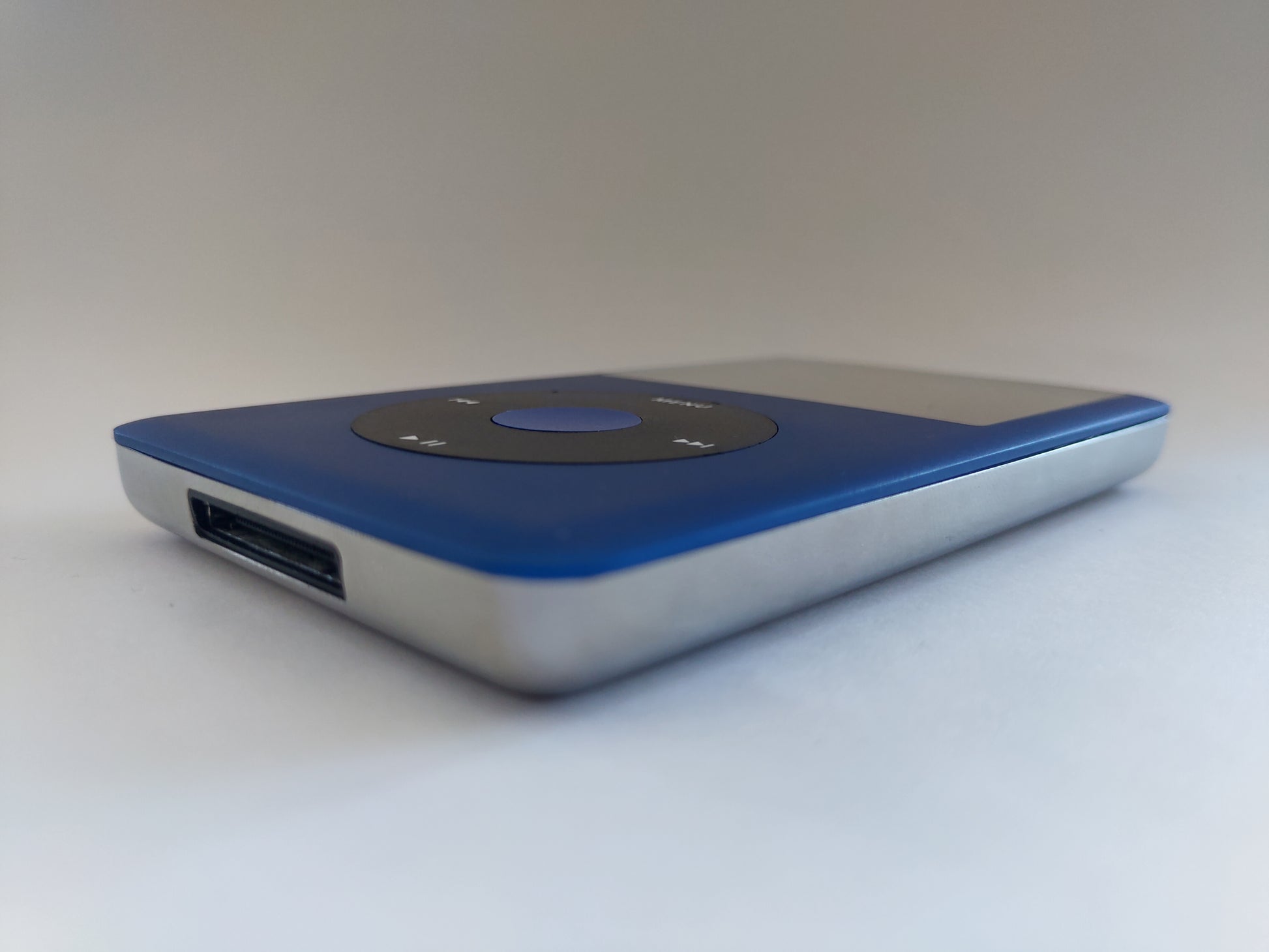 Custom Blue iPod classic edge view